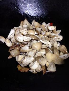 把切好的草菇放入翻炒。