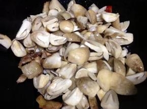把切好的草菇放入翻炒。