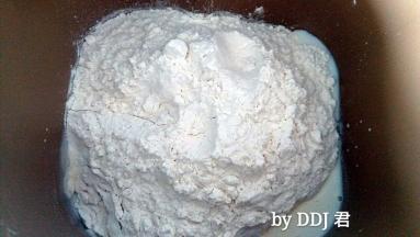 面团食材除黄油外，放入面包机桶内，开启揉面程序，一个程序后加入黄油继续揉面（汤种的制作请见小贴士）