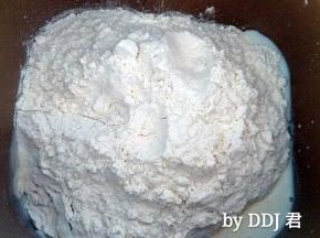 面团食材除黄油外，放入面包机桶内，开启揉面程序，一个程序后加入黄油继续揉面（汤种的制作请见小贴士）