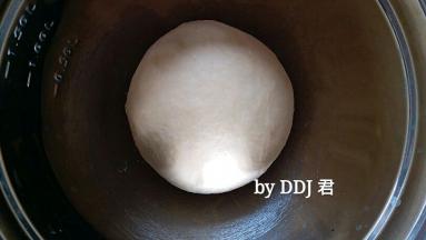 面团揉好后，从面包机内取出，放入不锈钢盆内，覆盖保鲜膜进行发酵