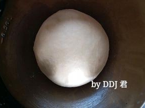 面团揉好后，从面包机内取出，放入不锈钢盆内，覆盖保鲜膜进行发酵