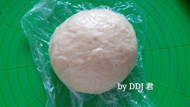 发酵好的面团排气后松弛15分钟