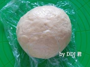 发酵好的面团排气后松弛15分钟