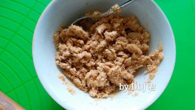 松弛的时间就可以做馅儿了，酸奶和肉松拌均匀就可以了