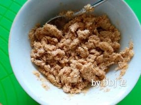 松弛的时间就可以做馅儿了，酸奶和肉松拌均匀就可以了