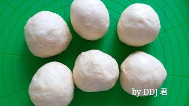 面团分成均匀的六份