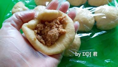 面团擀开，再包上酸奶肉松馅儿