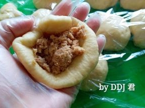 面团擀开，再包上酸奶肉松馅儿