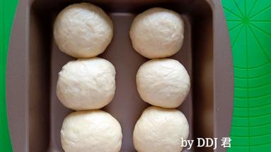 包好后，依次放入烤盘，放入烤箱进行二次发酵，烤箱内放碗热水