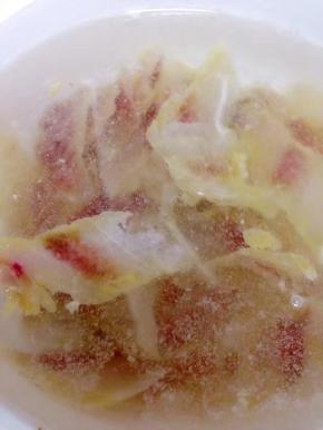 首先把腊肉切薄片，用温水泡5-10分钟