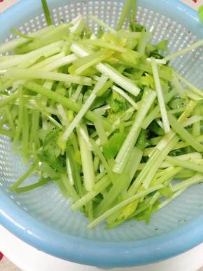 这个时候把芹菜去叶子，洗净切段备用。