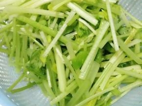 这个时候把芹菜去叶子，洗净切段备用。