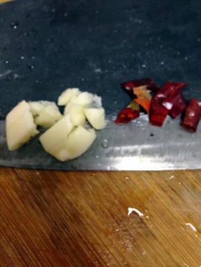 大蒜去皮略拍，干辣椒切小段。