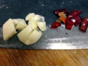 大蒜去皮略拍，干辣椒切小段。
