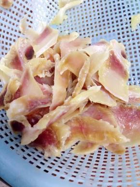 把腊肉捞出沥干水份。