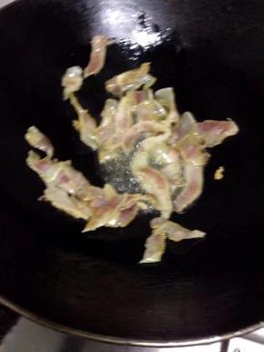 锅里倒入食油，把腊肉加入翻炒。