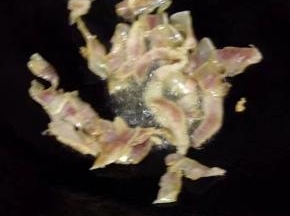 锅里倒入食油，把腊肉加入翻炒。