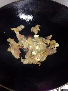 翻炒透明后加入大蒜和辣椒炒香