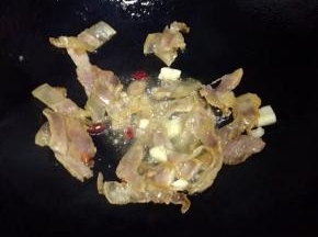 翻炒透明后加入大蒜和辣椒炒香