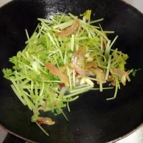 芹菜倒入翻炒。