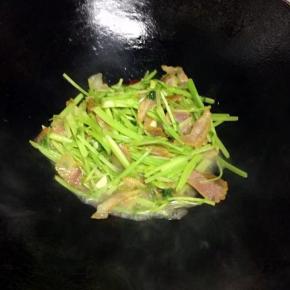 翻炒均匀即可出锅。