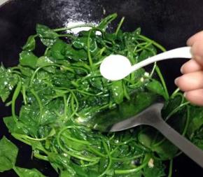 大火翻炒至软后加入适量的盐