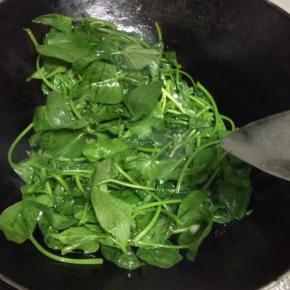 把洗好的苕叶子倒入