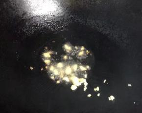 锅里倒入适量的油，放入切好的蒜粒爆香
