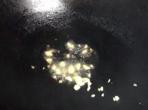锅里倒入适量的油，放入切好的蒜粒爆香