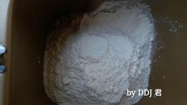 除黄油和巧克力豆外，其他食材全放进面包机桶内，开启揉面程序