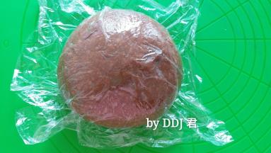 面团排气，覆盖保鲜膜松弛15分钟