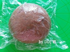 面团排气，覆盖保鲜膜松弛15分钟