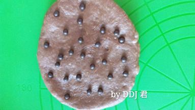 按扁后，放上巧克力豆
