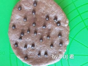 按扁后，放上巧克力豆