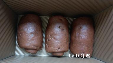 卷成三个卷，放入土司盒