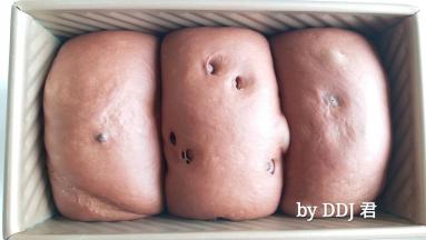 面团发至9分满时，烤箱预热，记得把烤箱内的水擦干