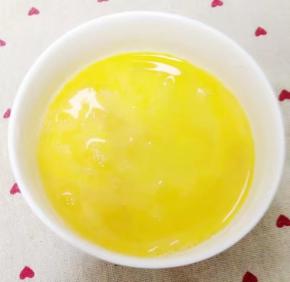先把鸡蛋打在碗里，用筷子搅匀备用。（可以加些盐一起搅拌）