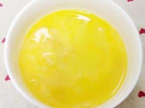 先把鸡蛋打在碗里，用筷子搅匀备用。（可以加些盐一起搅拌）