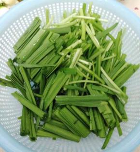 韭菜用清水摘洗干净，切段备用 。