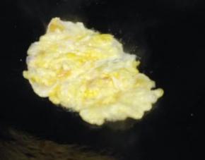 锅里倒入油，油热好下入鸡蛋煎至好后盛出