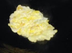 锅里倒入油，油热好下入鸡蛋煎至好后盛出