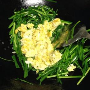 最好后入煎好的鸡蛋，翻炒均匀即可出锅。