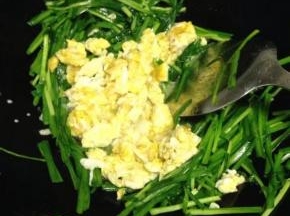 最好后入煎好的鸡蛋，翻炒均匀即可出锅。