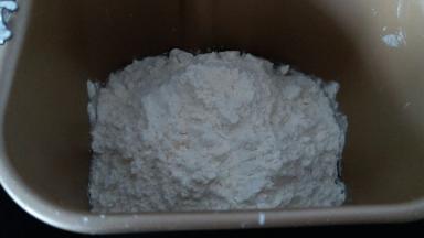 除紫薯泥外，其他食材都放进面包机桶内，开启揉面程序