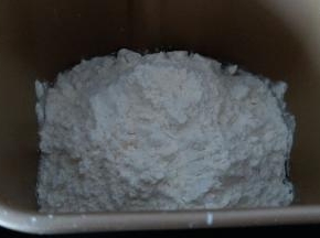 除紫薯泥外，其他食材都放进面包机桶内，开启揉面程序
