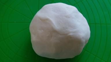 面团揉光滑后，取出，切150克面团下来，和紫薯泥。剩下的白色面团用保鲜袋装着，放冰箱冷藏