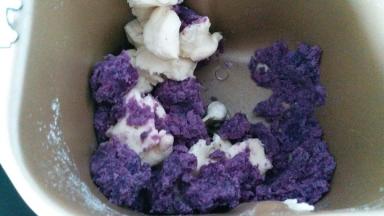 150克面团撕小和紫薯泥放面包机继续揉面