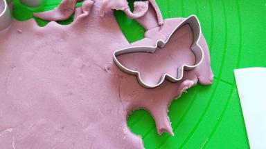 小朋友要玩，把面团擀平后，用模具压了几个