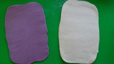 把白色面团和紫色面团分别擀成长方形